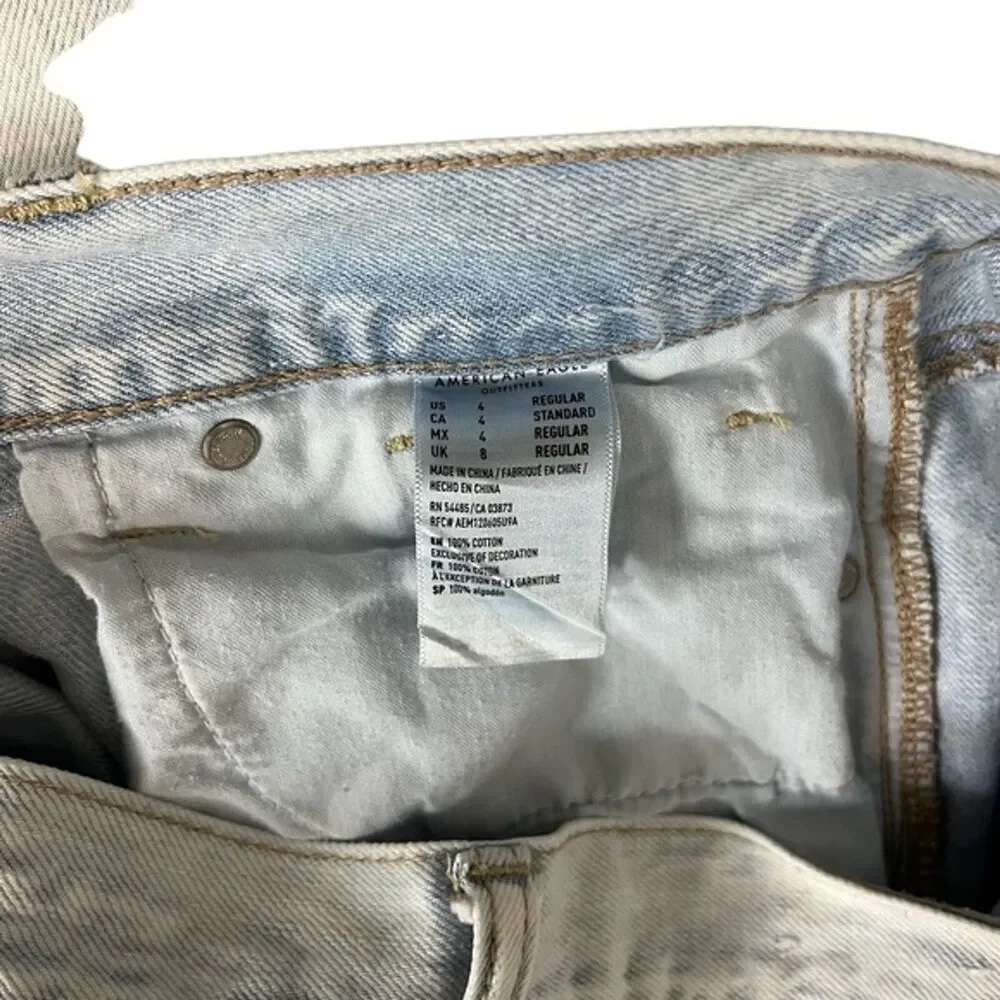 AMERICAN EAGLE MOM JEAN High Rise Distressed Light Blue Wash Raw Hem Jeans sz 4